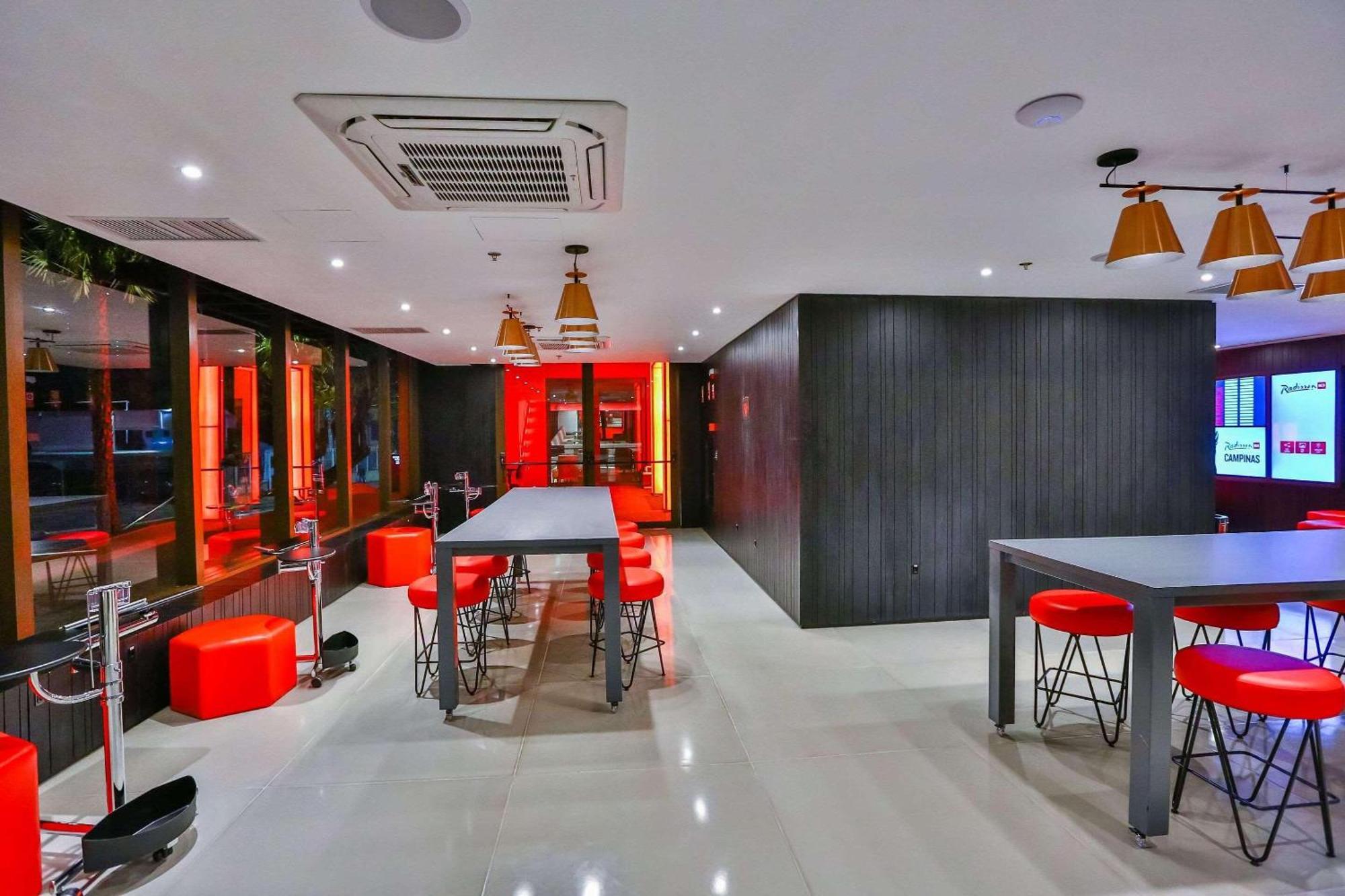 Hotel Radisson RED Campinas Campinas  Exterior foto The lounge at the airport